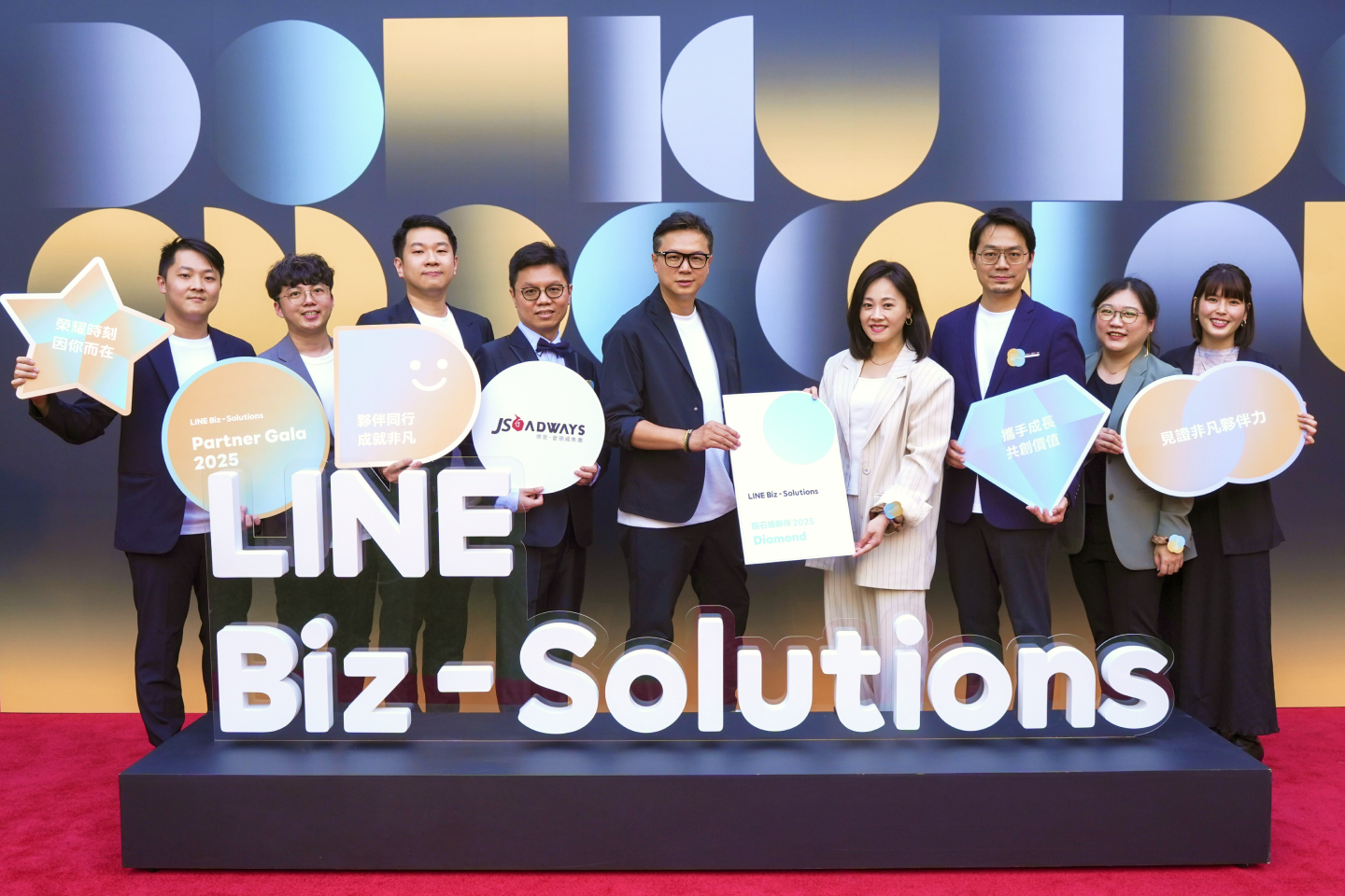 LINE Taiwanが定める「Display Solutions Sales Partner」最上位の「Diamond」に認定